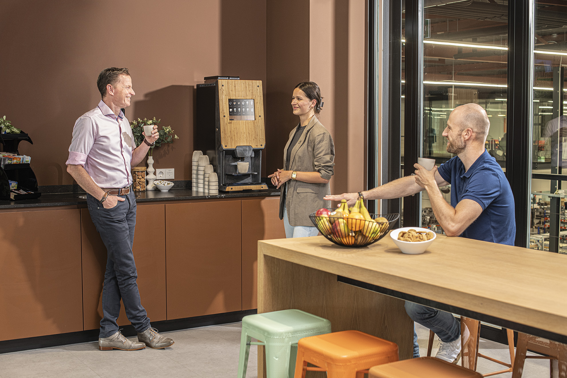 BLU-koffie-machine-met-mensen