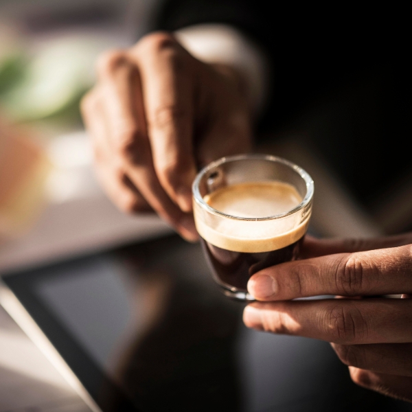 Espresso in handen