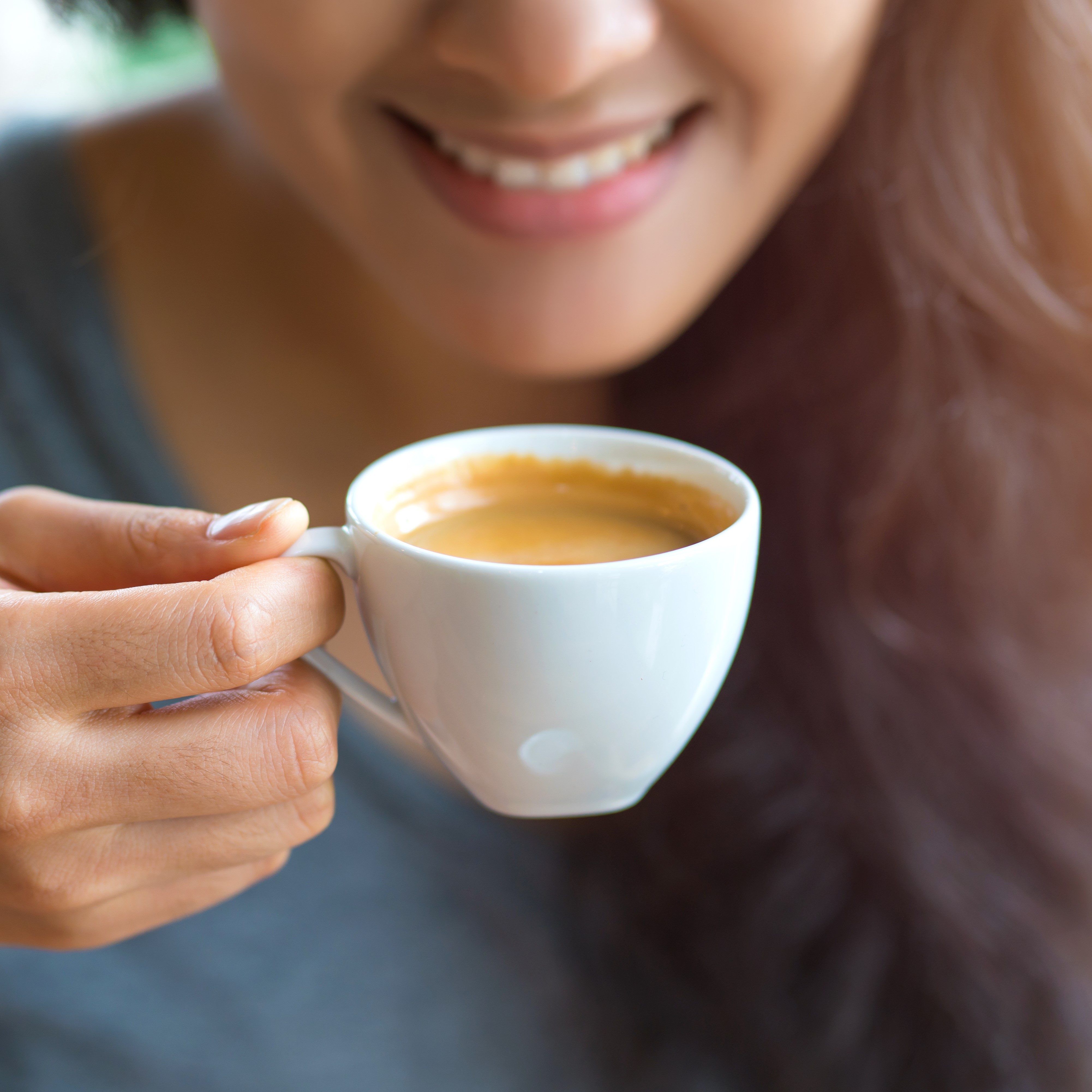 Close-up-persoon-met-koffie