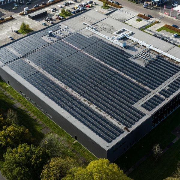Gebouw-zonnepanelen-dak-duurzaamheid