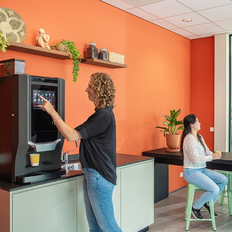 ZIA-medium-koffiemachine-met-personen
