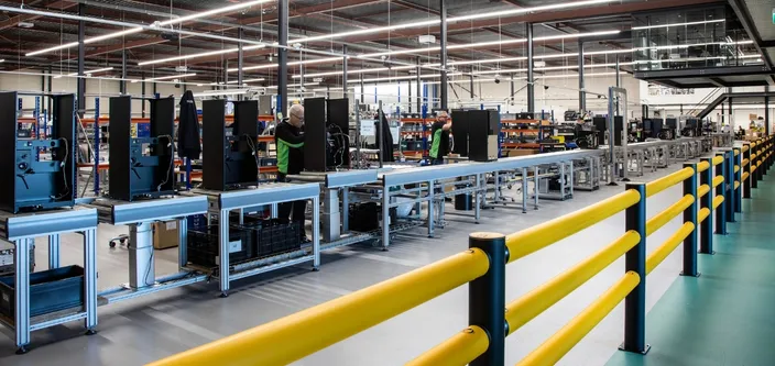 nachhaltige-kaffeemaschinen-produktion-moderne-fertigungshalle-de-jong-duke-portrait