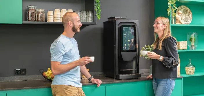 moderne-büroumgebung-mit-holztheke-und-geschäftlicher-szene-im-hintergrund-als-visuelle-darstellung-für-gewerbliche-kaffeemaschinen-im-unternehmensumfeld-portrait