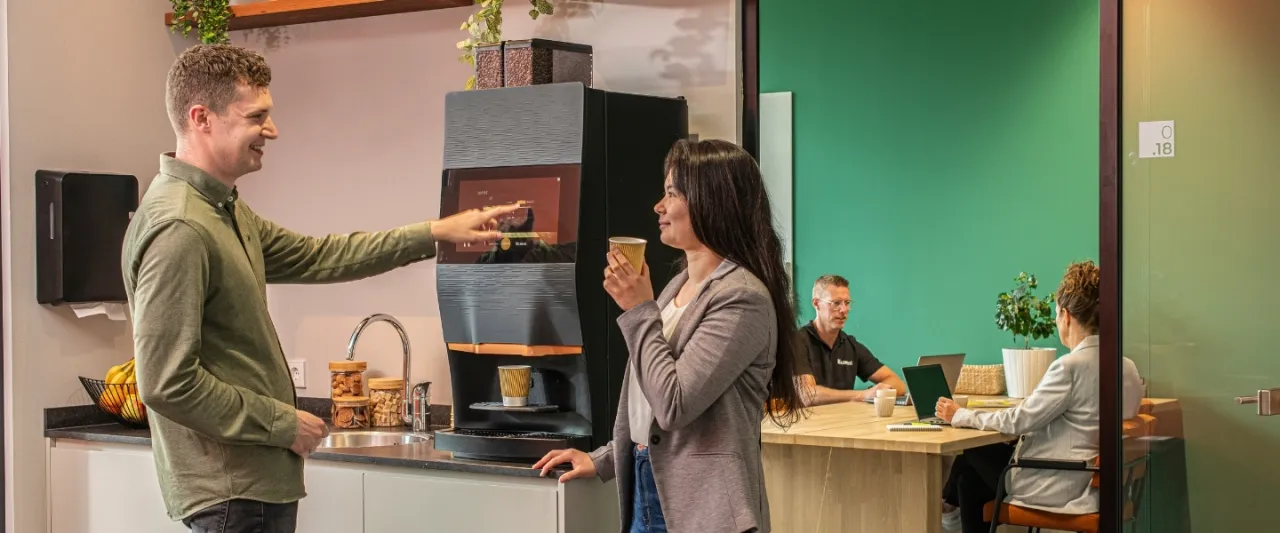 professioneller-firmen-kaffeevollautomat-in-moderner-büroumgebung-für-hohe-kaffeequalität-und-effizienten-arbeitsalltag-landscape